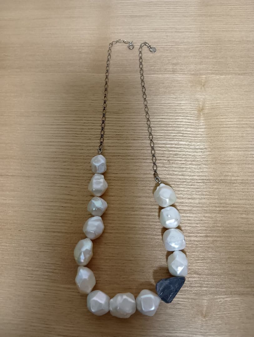 Agete pearl pattern necklace with delicate beads and elegant design on a white background