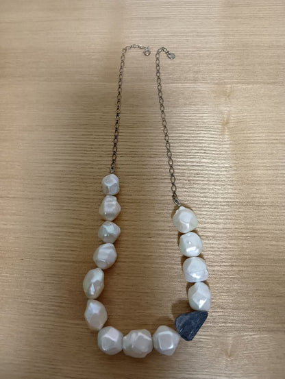 Agete pearl pattern necklace with delicate beads and elegant design on a white background