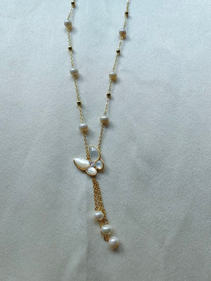 White pearl necklace with white mother-of-pearl butterfly pendant and 5.7mm freshwater pearls on 46cm chain