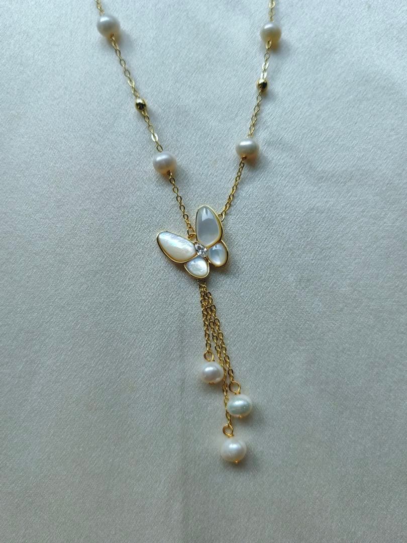 White pearl necklace with white mother-of-pearl butterfly pendant and 5.7mm freshwater pearls on 46cm chain