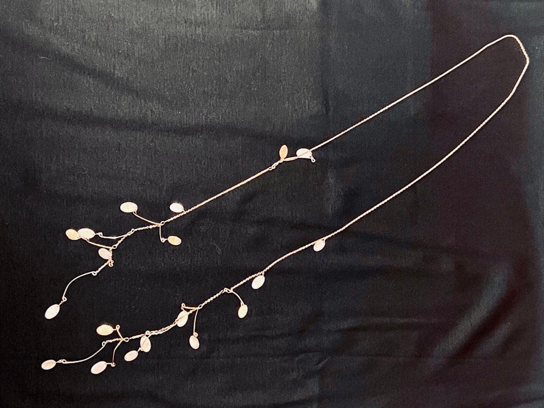 Elegant agate long necklace measuring 88 cm with certificate of sale displayed