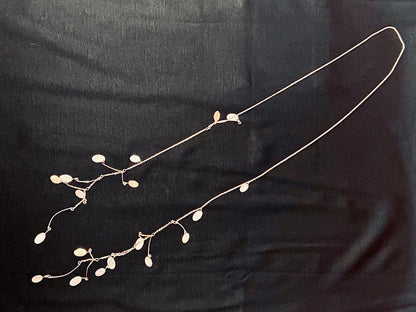 Elegant agate long necklace measuring 88 cm with certificate of sale displayed