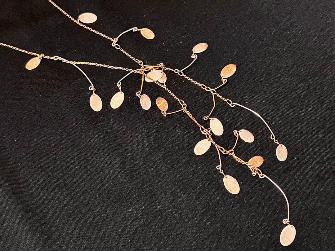 Elegant agate long necklace measuring 88 cm with certificate of sale displayed
