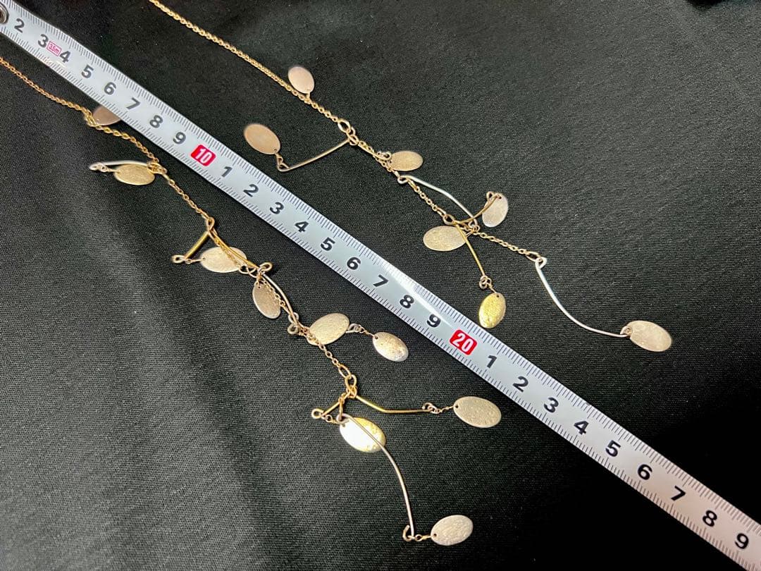 Elegant agate long necklace measuring 88 cm with certificate of sale displayed