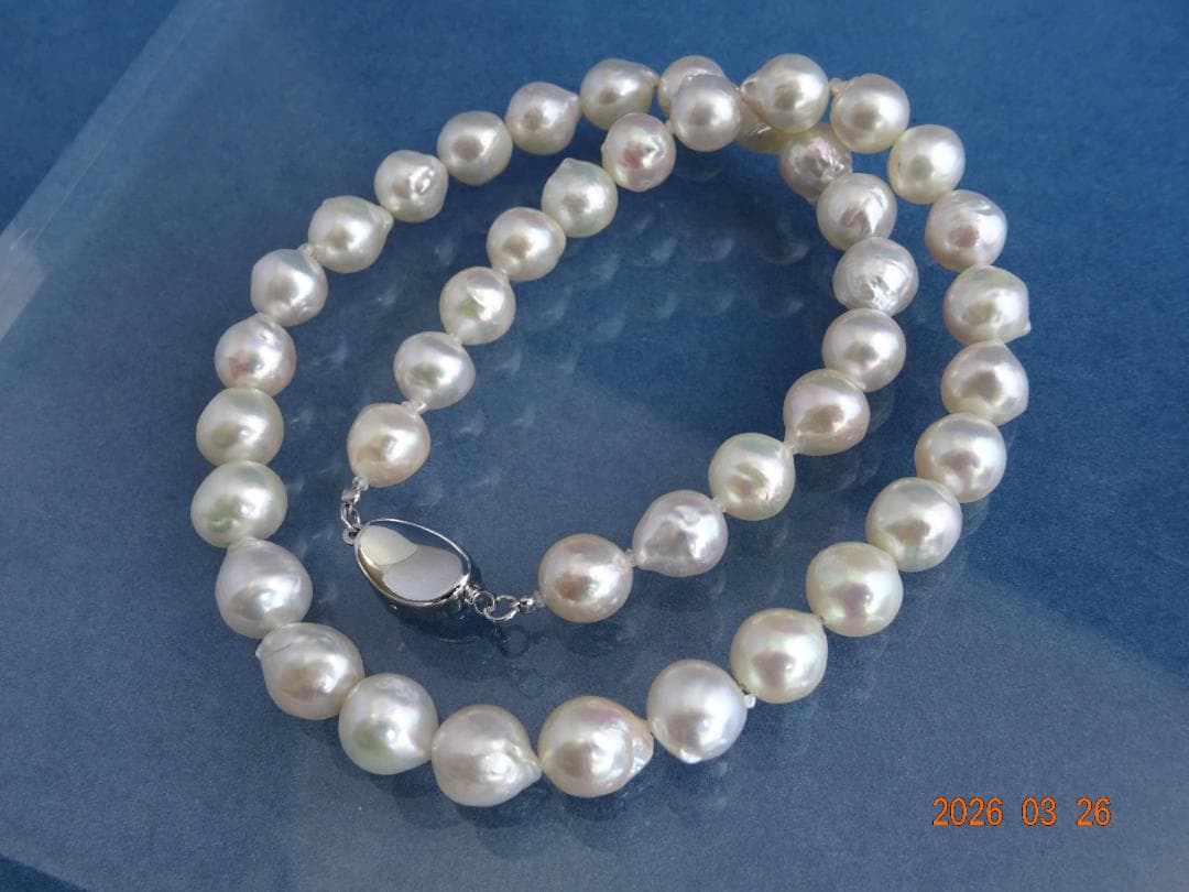Akoya pearl necklace featuring 8.5-9mm pearls and a silver one-touch clasp on a white background
