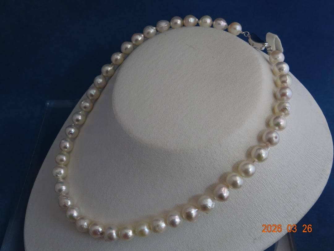 Akoya pearl necklace featuring 8.5-9mm pearls and a silver one-touch clasp on a white background