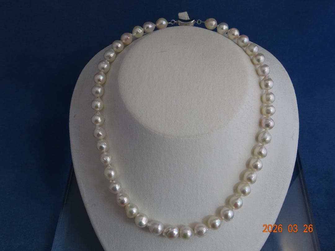 Akoya pearl necklace featuring 8.5-9mm pearls and a silver one-touch clasp on a white background