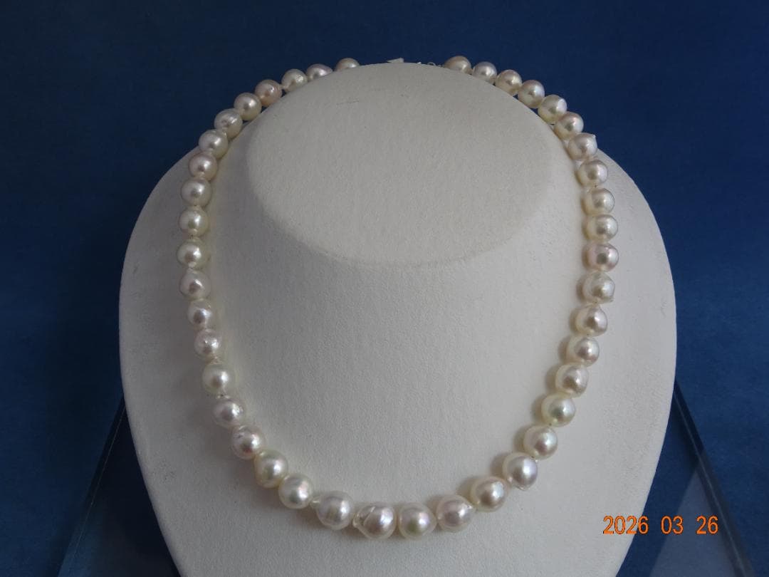 Akoya pearl necklace featuring 8.5-9mm pearls and a silver one-touch clasp on a white background