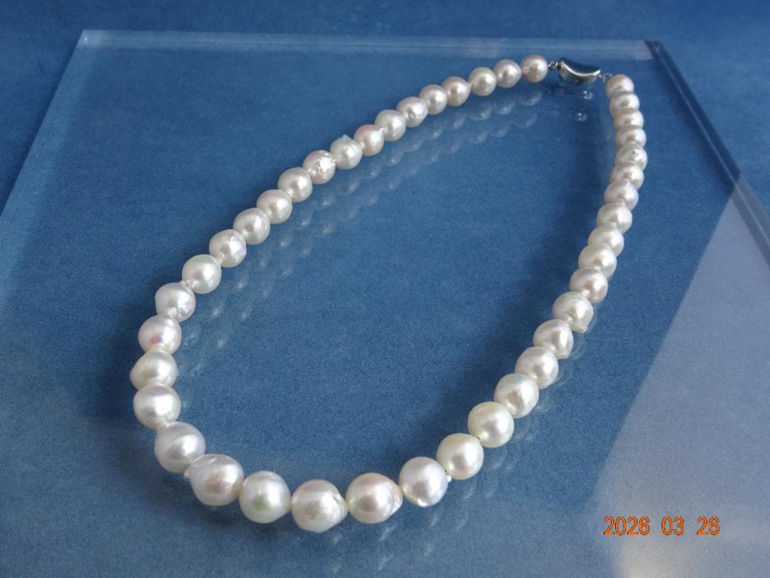 Akoya pearl necklace featuring 8.5-9mm pearls and a silver one-touch clasp on a white background