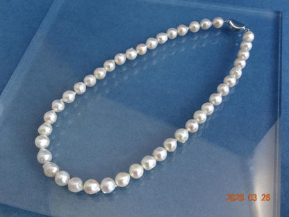 Akoya pearl necklace featuring 8.5-9mm pearls and a silver one-touch clasp on a white background