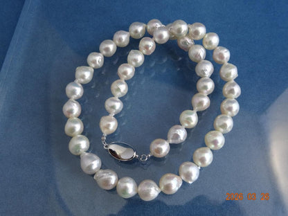 Akoya pearl necklace featuring 8.5-9mm pearls and a silver one-touch clasp on a white background