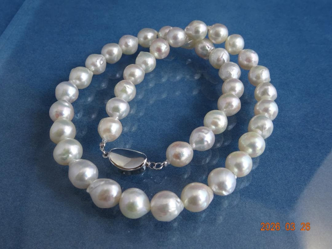 Akoya pearl necklace featuring 8.5-9mm pearls and a silver one-touch clasp on a white background