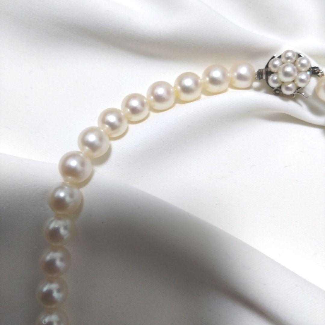 Akoya pearl necklace A with 38 cm length, 6 to 6.5 mm pearls, and silver clasp on white background