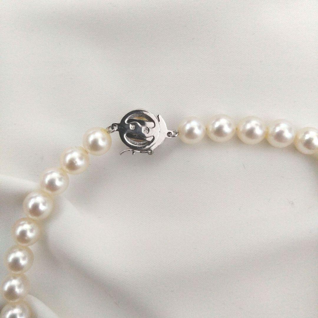 Akoya pearl necklace A with 38 cm length, 6 to 6.5 mm pearls, and silver clasp on white background