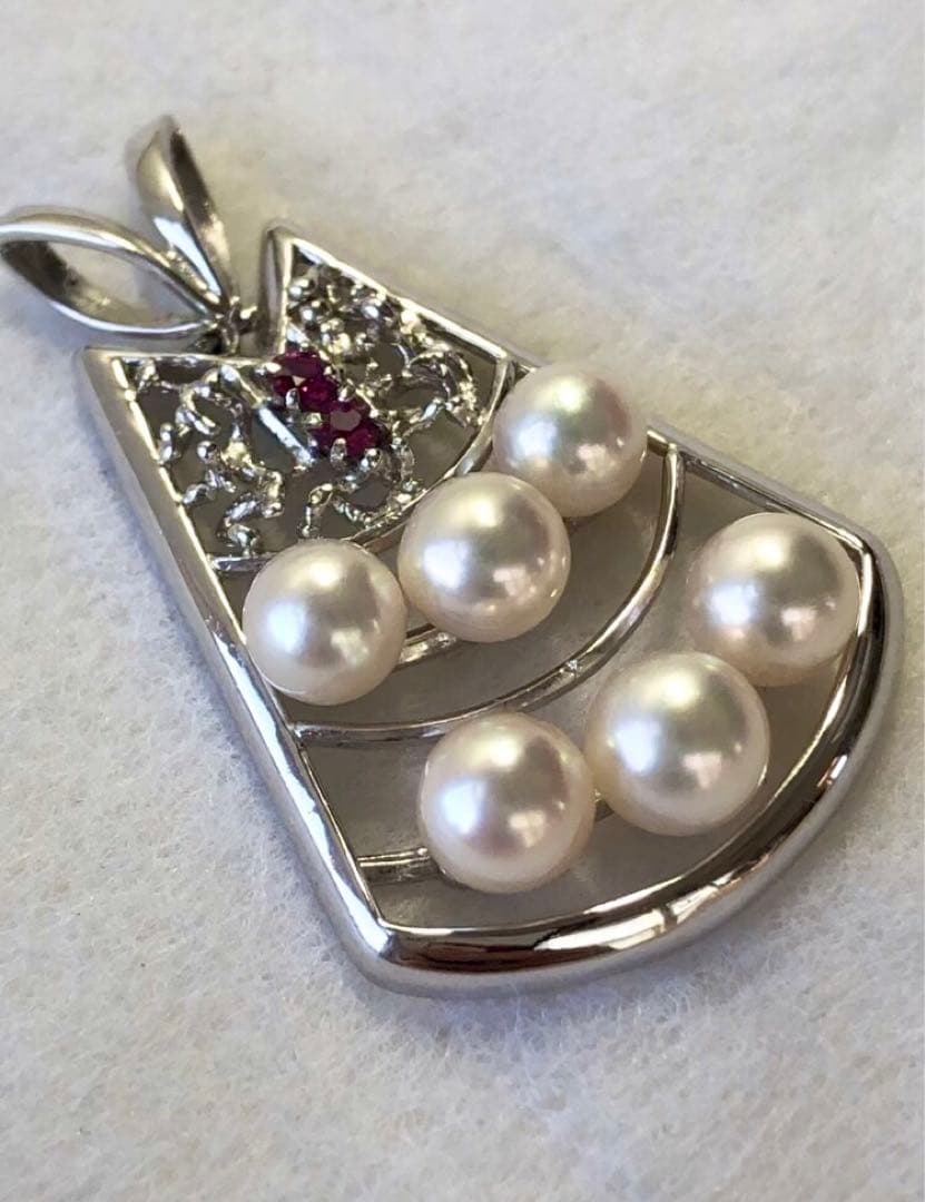 New Akoya Pearl Necklace Top with 6 white pearls sized 5.5-6.0 mm and 3.5×2.5 cm decorative top