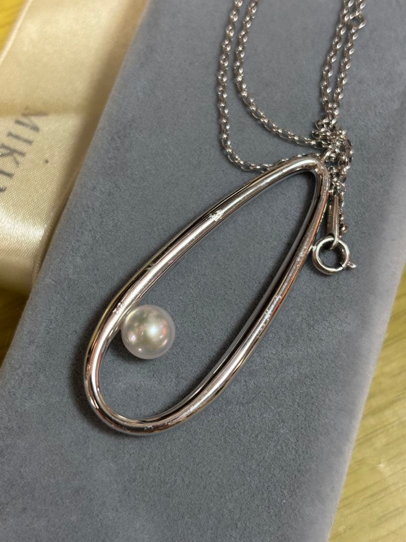 MIKIMOTO Moon Dew pearl necklace showing main body and ribbon with visible scratches