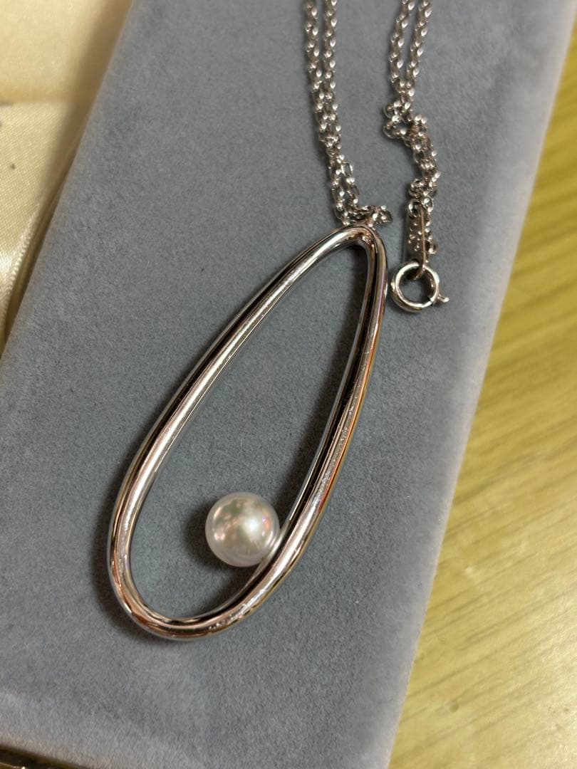 MIKIMOTO Moon Dew pearl necklace showing main body and ribbon with visible scratches