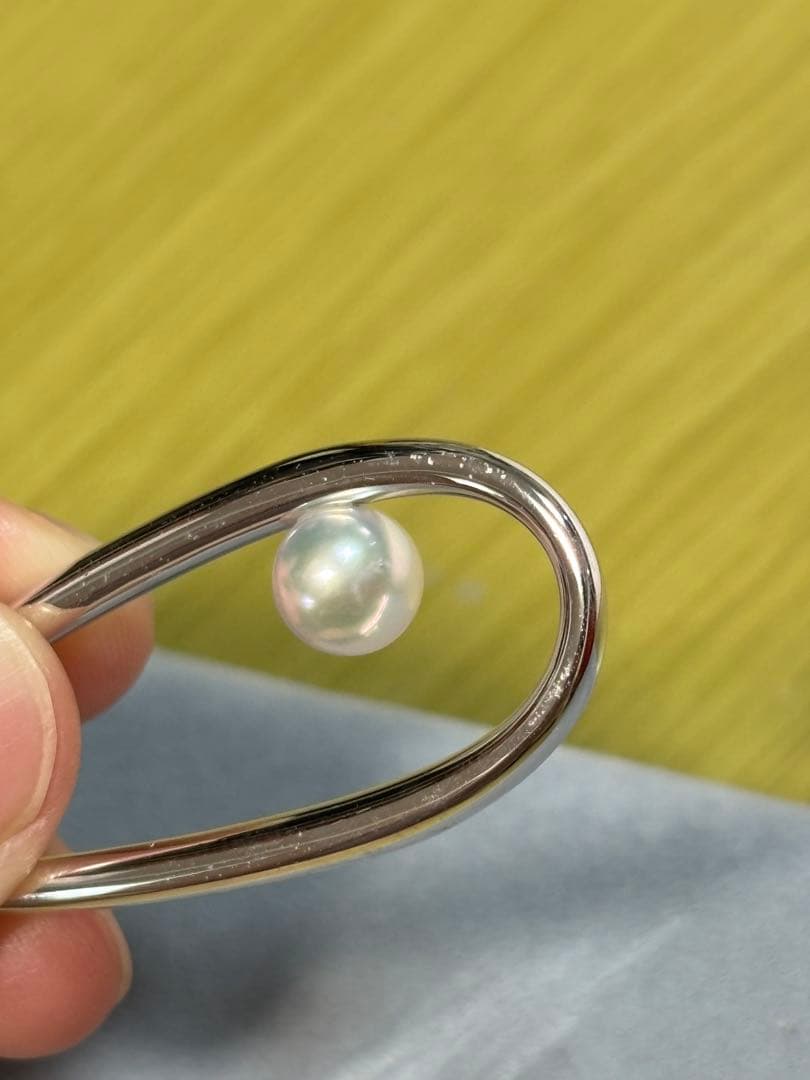 MIKIMOTO Moon Dew pearl necklace showing main body and ribbon with visible scratches