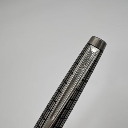 Pilot Elite short pen with lattice pattern cap and 18K medium nib, 120mm length, black body