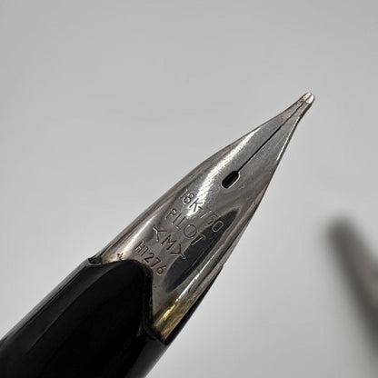 Pilot Elite short pen with lattice pattern cap and 18K medium nib, 120mm length, black body