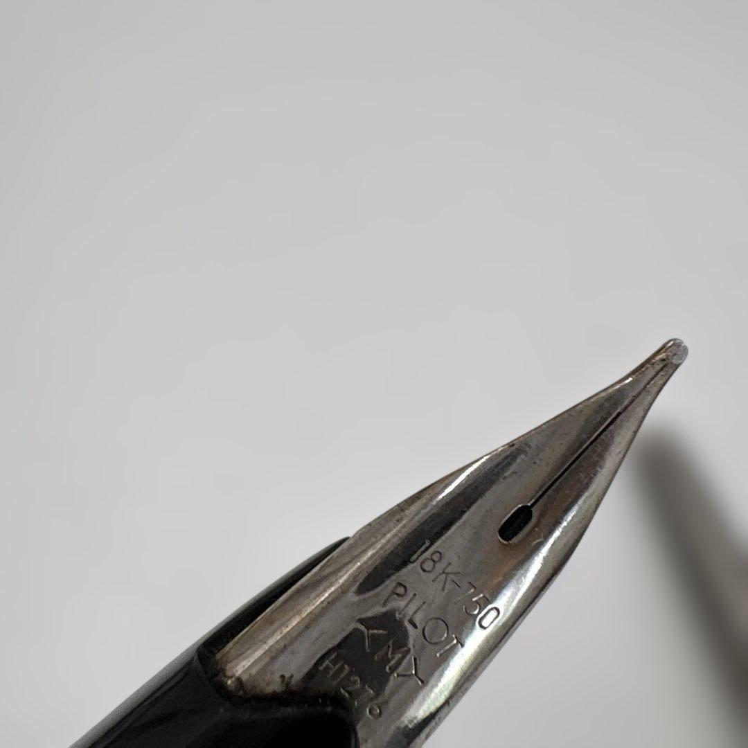 Pilot Elite short pen with lattice pattern cap and 18K medium nib, 120mm length, black body
