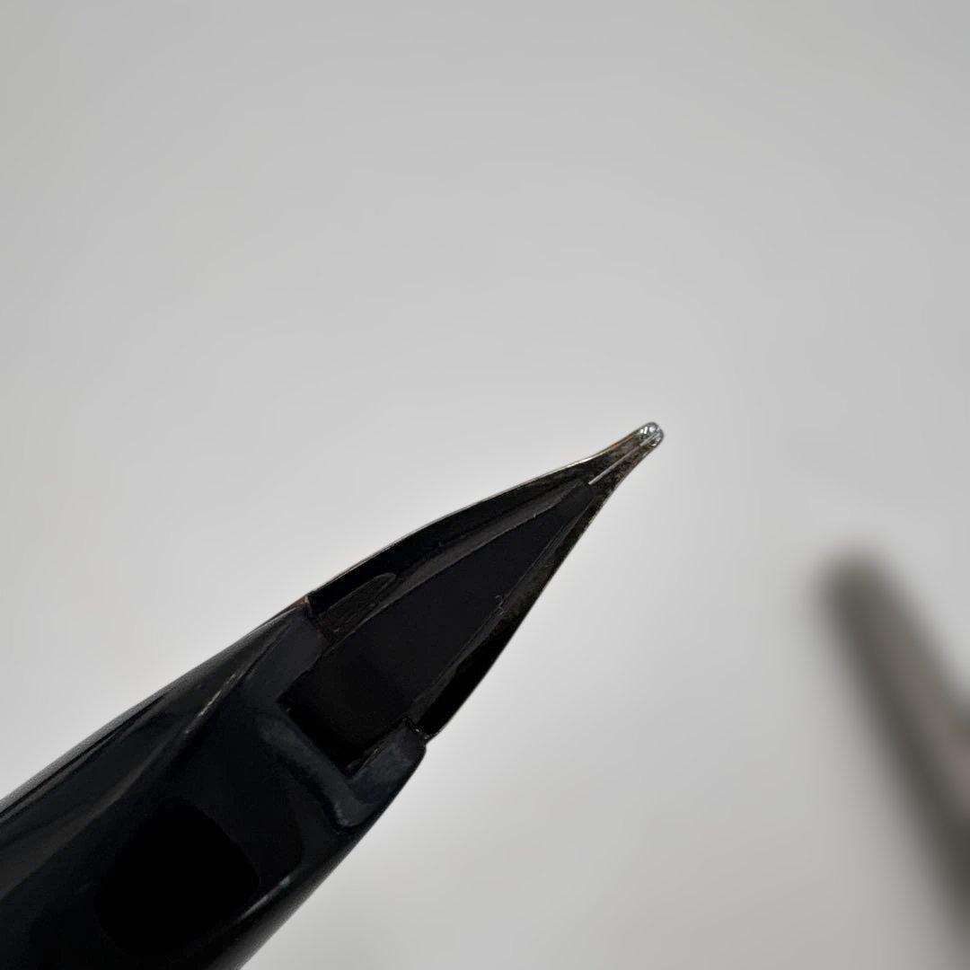 Pilot Elite short pen with lattice pattern cap and 18K medium nib, 120mm length, black body