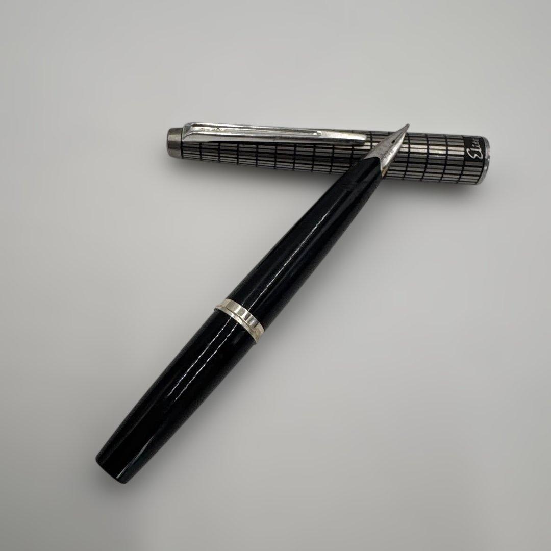 Pilot Elite short pen with lattice pattern cap and 18K medium nib, 120mm length, black body