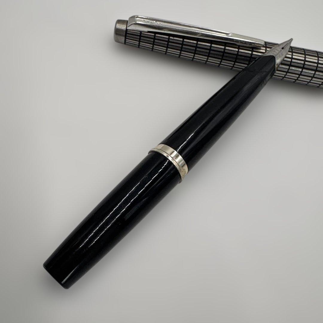 Pilot Elite short pen with lattice pattern cap and 18K medium nib, 120mm length, black body