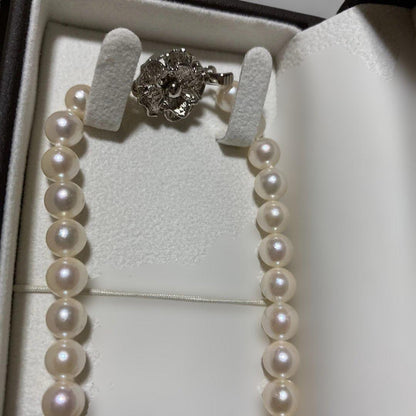 Milluflora Akoya pearl necklace with 5.5-6.0mm pearls displayed with case and box