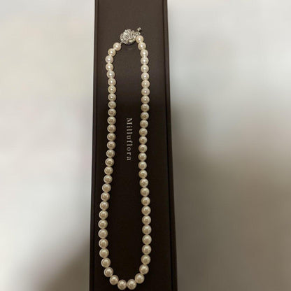 Milluflora Akoya pearl necklace with 5.5-6.0mm pearls displayed with case and box