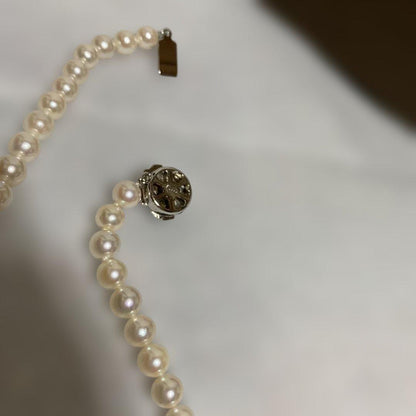 Milluflora Akoya pearl necklace with 5.5-6.0mm pearls displayed with case and box