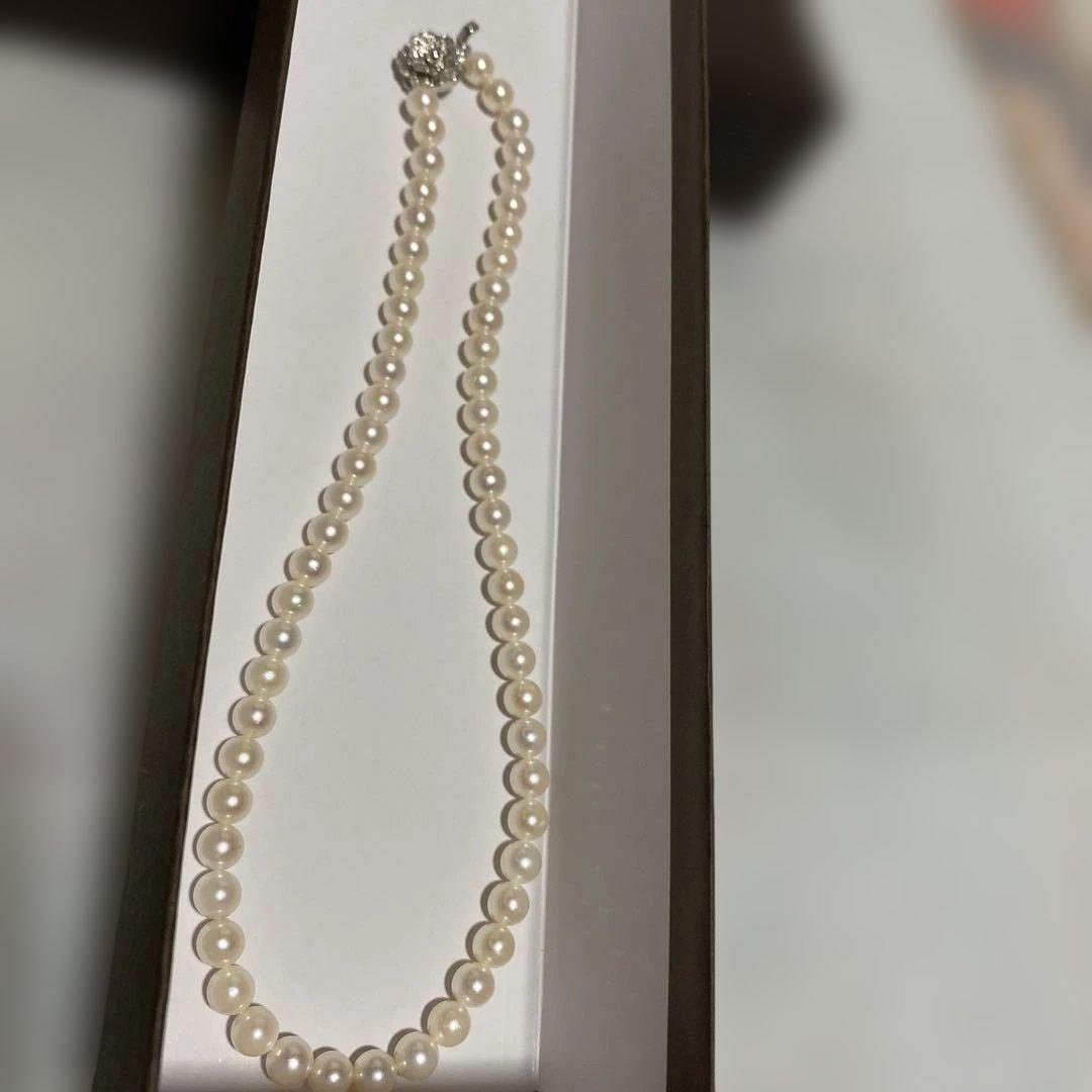 Milluflora Akoya pearl necklace with 5.5-6.0mm pearls displayed with case and box