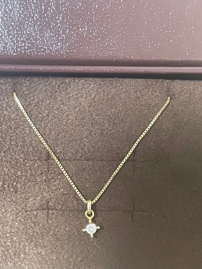 Agato K18 single diamond necklace weighing approximately 1.7 to 1.8 grams displayed on a white background