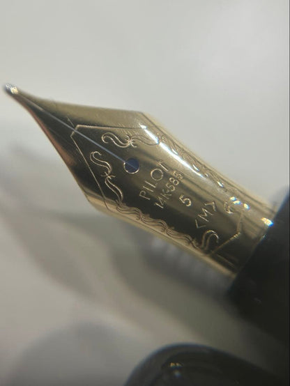 Pilot Fountain Pen with 14K 585 gold medium nib in black and gold finish