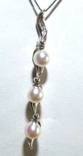 Three-row pendant necklace with lustrous Akoya pearls from Ise-Shima Mie Prefecture, 40 plus 5 mm length
