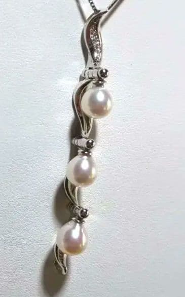Three-row pendant necklace with lustrous Akoya pearls from Ise-Shima Mie Prefecture, 40 plus 5 mm length