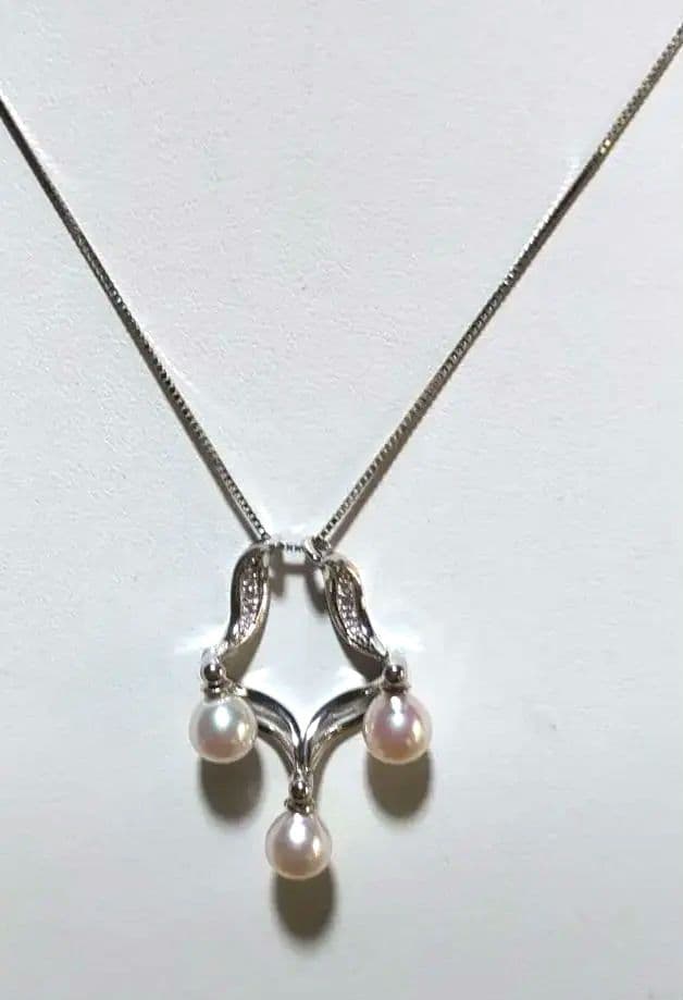 Three-row pendant necklace with lustrous Akoya pearls from Ise-Shima Mie Prefecture, 40 plus 5 mm length