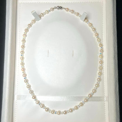 Crystal Akoya pearl necklace featuring 5.5 to 6.0 mm pearls on a 46.5 cm chain M773 design