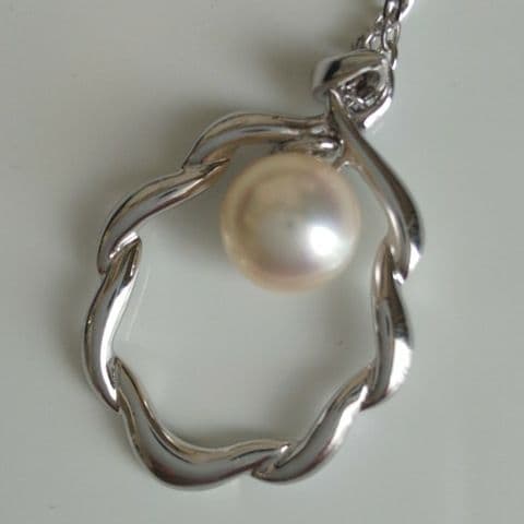 MIKIMOTO Necklace with 45 centimeter chain featuring elegant pearls on a white background