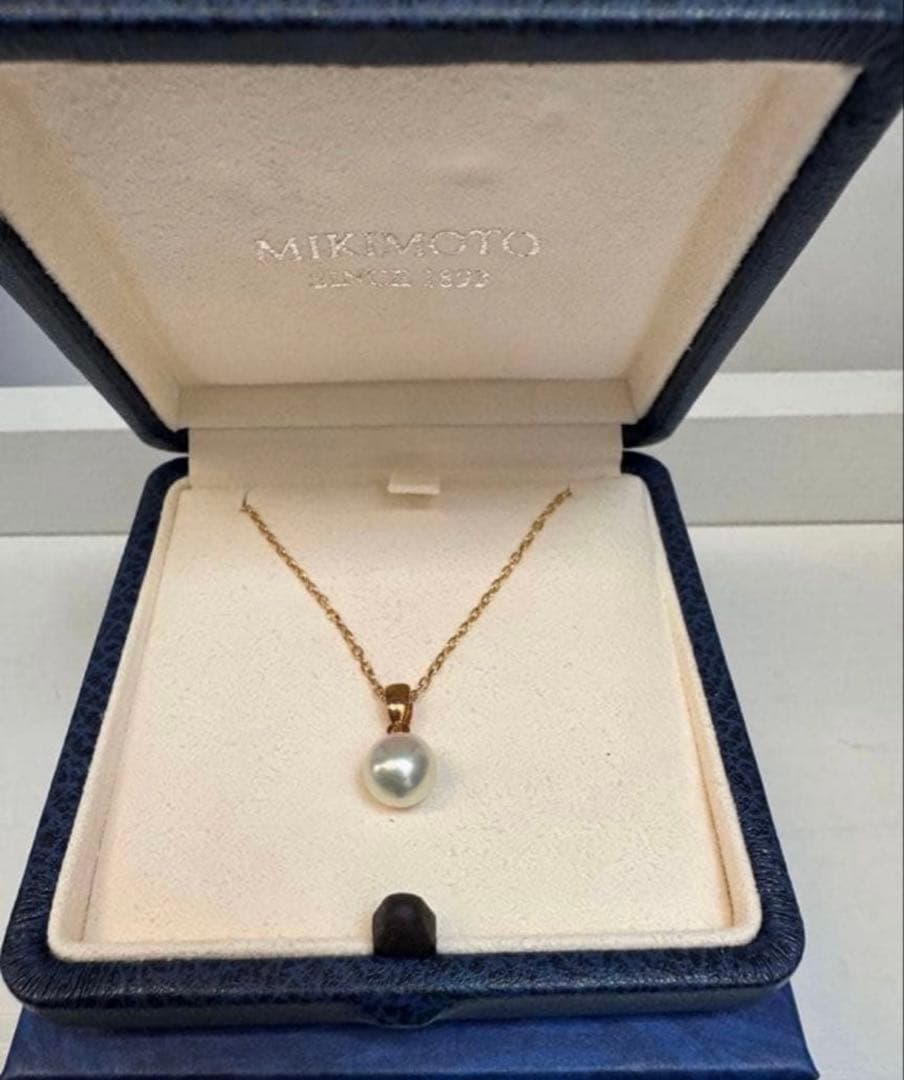Mikimoto K18 18 karat gold pendant with 7.5mm pearl displayed with box and booklet