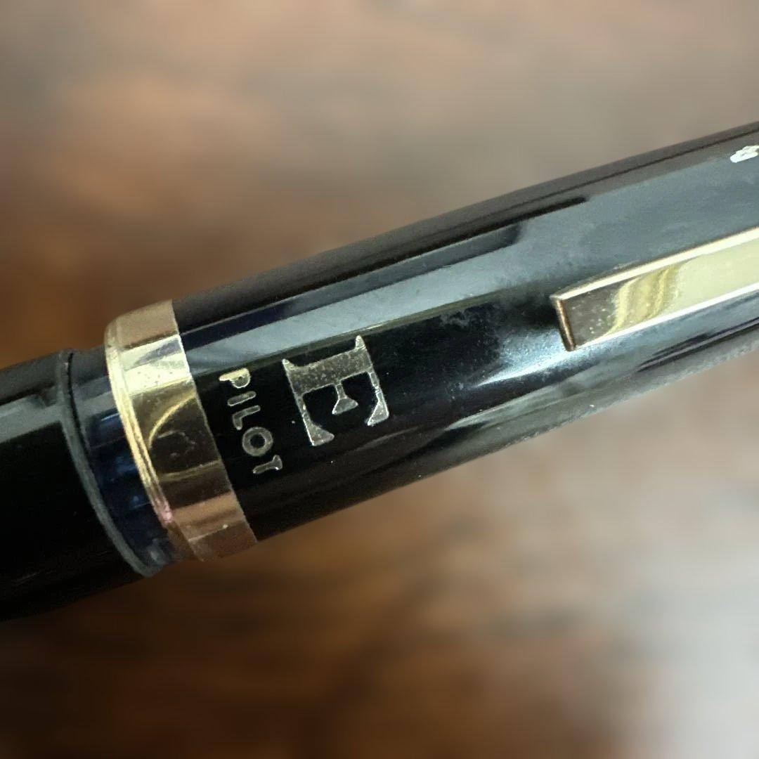 Showa Retro 3-Pen Set of gold fountain pens by PILOT with fine and extra fine tips in a sleek case