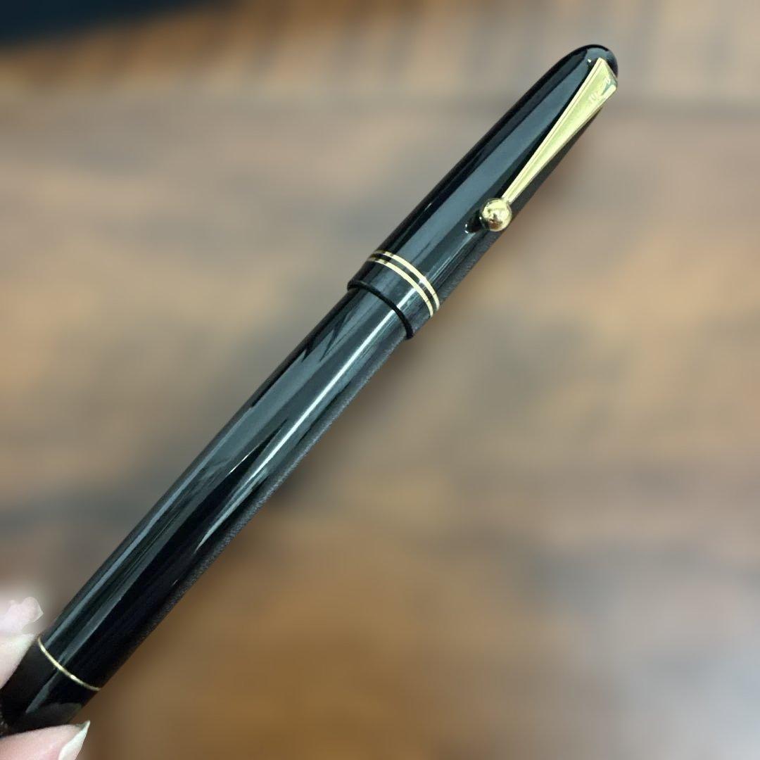 Showa Retro 3-Pen Set of gold fountain pens by PILOT with fine and extra fine tips in a sleek case
