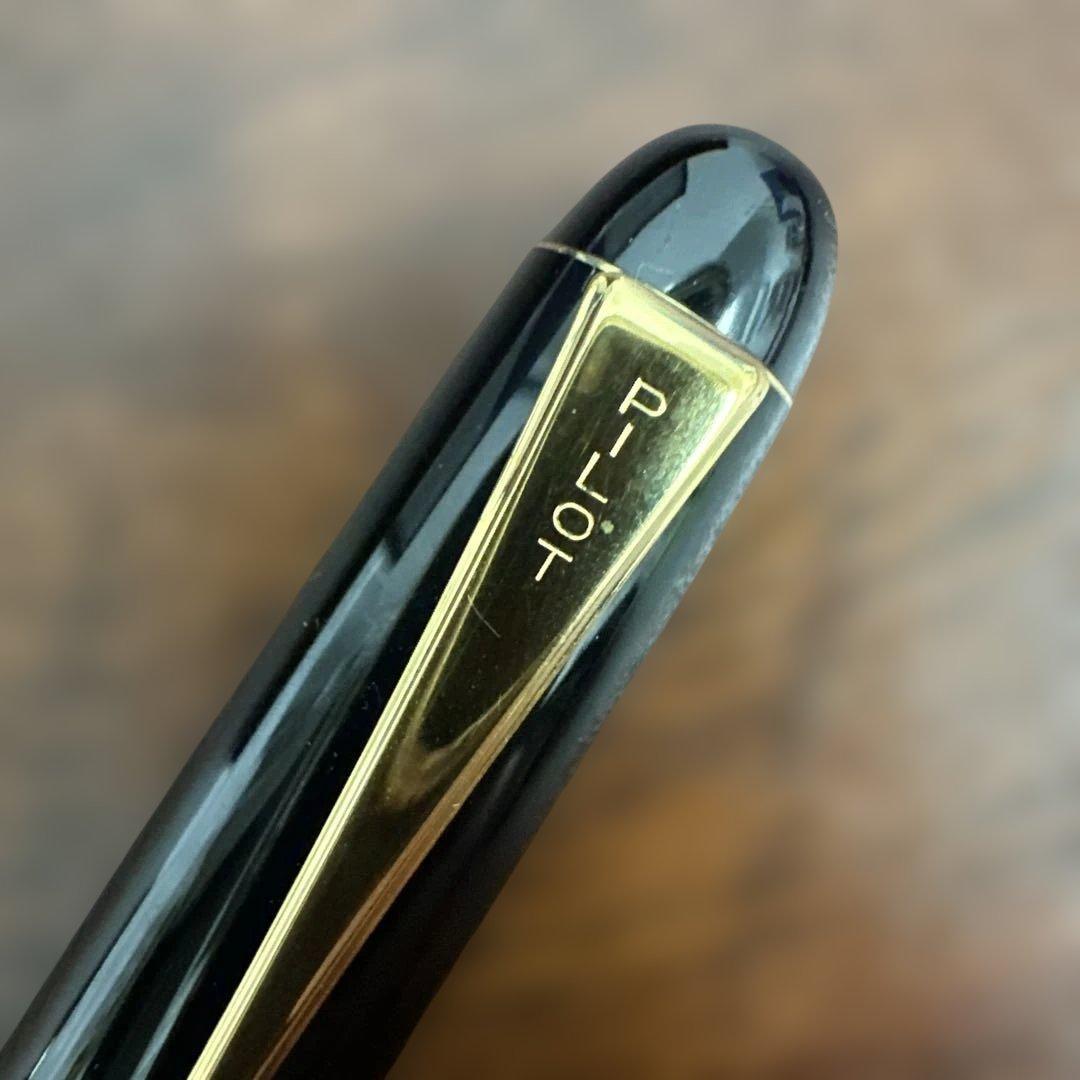 Showa Retro 3-Pen Set of gold fountain pens by PILOT with fine and extra fine tips in a sleek case