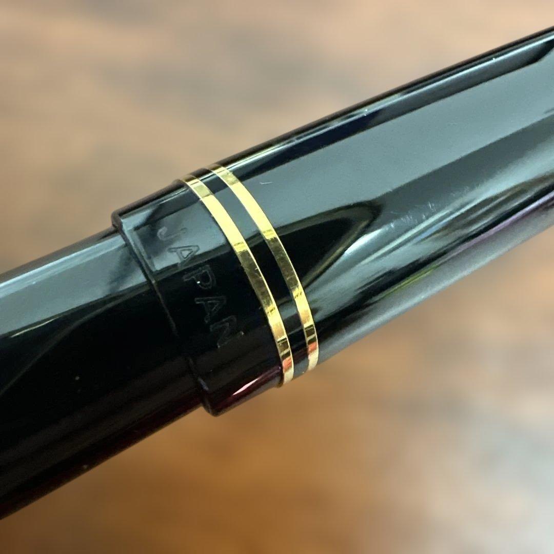 Showa Retro 3-Pen Set of gold fountain pens by PILOT with fine and extra fine tips in a sleek case