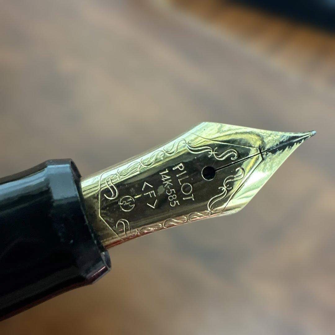 Showa Retro 3-Pen Set of gold fountain pens by PILOT with fine and extra fine tips in a sleek case