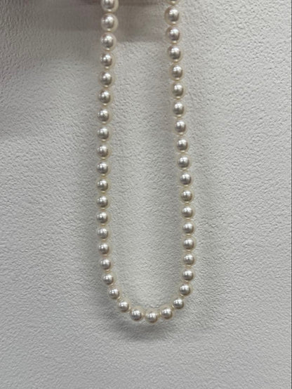 Akoya pearl necklace pendant featuring 8.5-9.0mm round white pearls on a 40 cm chain