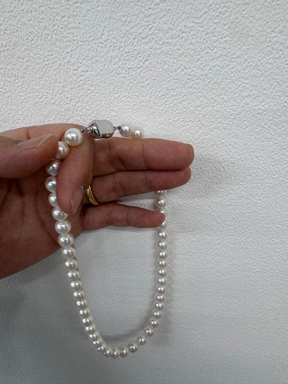 Akoya pearl necklace pendant featuring 8.5-9.0mm round white pearls on a 40 cm chain