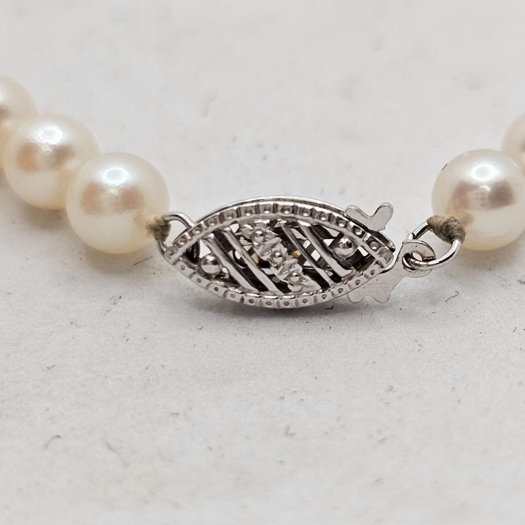 Akoya Pearl necklace 105cm long with 5mm white pink pearls and 10 karat white gold clasp