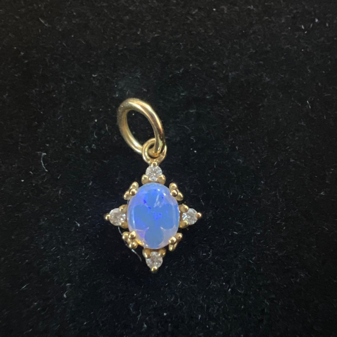Agete K18 Opal Diamond Charm showing color-changing effect, few times used and clean condition