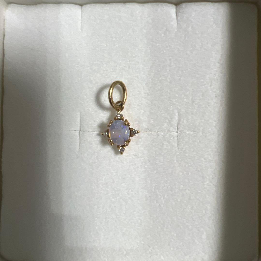 Agete K18 Opal Diamond Charm showing color-changing effect, few times used and clean condition